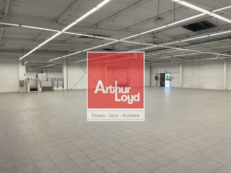 location local commercial 2 098m² troyes 10000