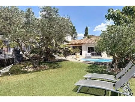 castillon du gard- villa de plain-pieds avec piscine et dépendan