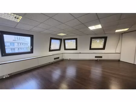 a louer bureaux en bon état à la frontière entre courbevoie et la garenne colombes