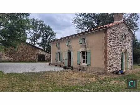 maison en pierres avec 2ha3 de terrain