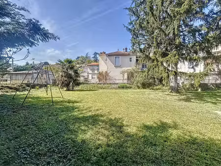 terrain à bâtir bien placé et arboré de 565 m2
