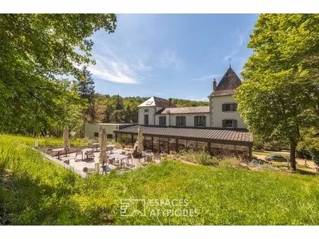 maison de maître et sa maison d'amis dans son écrin de verdure proche de périgueux.
