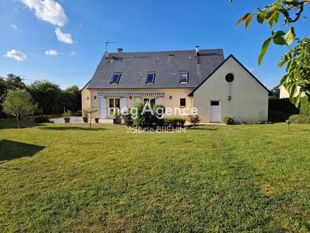 10 mn de mayenne et 30mn de laval  à 1h30 de paris en train. maison sur la commune de belg