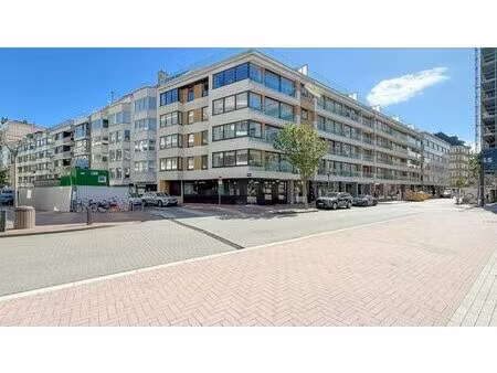 commerce d’angle sur la kustlaan  près de la place du phare.