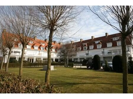 spacieux rez-de-chaussée commercial (220m²) à proximité de l