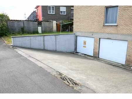 garagebox mét elektriciteit nabij centrum sint-kruis!