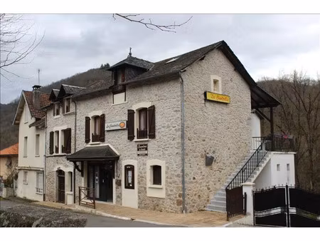 vente immeuble à laval-de-cère (46130)  233 200 €