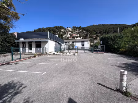 emplacement de choix à louer locaux avec parkings