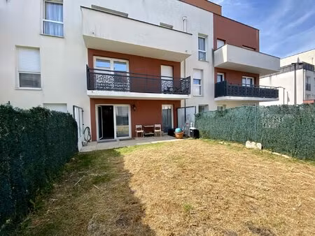 superbe f2 avec terrasse  jardin et place de parking