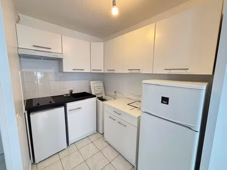 très beau studio refait à neuf