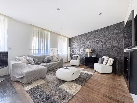exclusivité - maison rénovée 3 chambres avec cour et bureaux indépendants - a proximité im