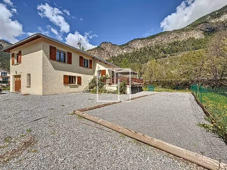 maison t5 à acheter avec terrasse et jardin à jausiers