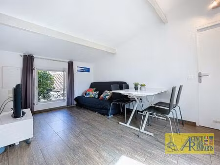 appartement lumineux au dernier étage dans une ruelle du vieil antibes