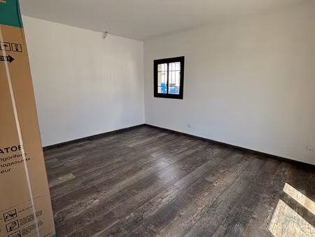 location commerce 89 m² à lambesc (13410)