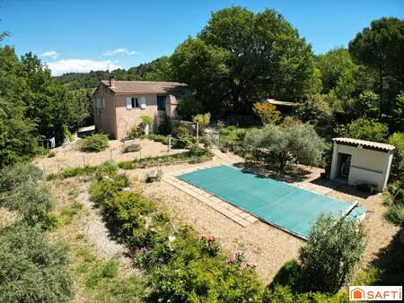 maison avec piscine sur terrain d'environ 6000m²