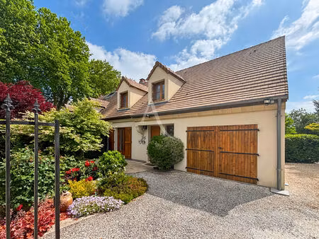 maison avec piscine creusée et jardin paysagé