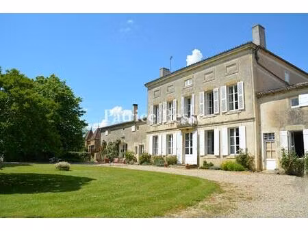 au sud de bordeaux  proche de langon  une maison de maître girondine retouchée au 19e s. .