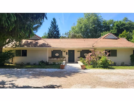 propriété d'exception de 228 m²  piscine  triple garage  parc de 4 250 m²