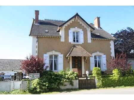 maison de caractère avec vastes dépendances en situation dominante