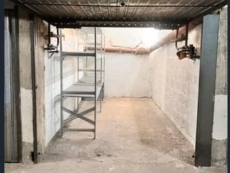 box partagé  éclairé  pour motos  et/ou stockage proche du métro saint mandé l1 et de la s