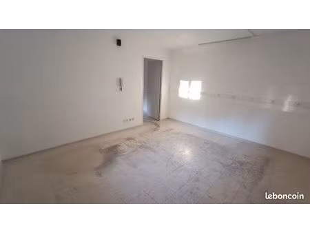 local 42 m²
