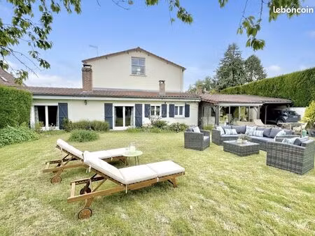 maison 8 pièces 205 m²