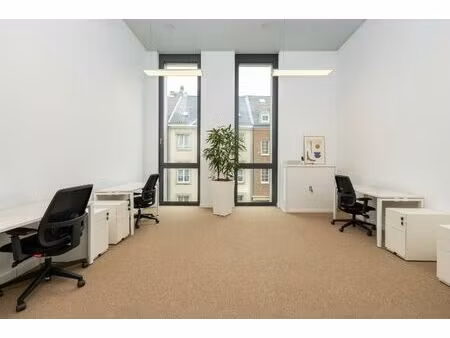 de magnifiques bureaux sur mesure pour 3 personnes à spaces