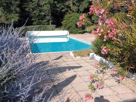 maison d'architecte atypique avec grande piscine