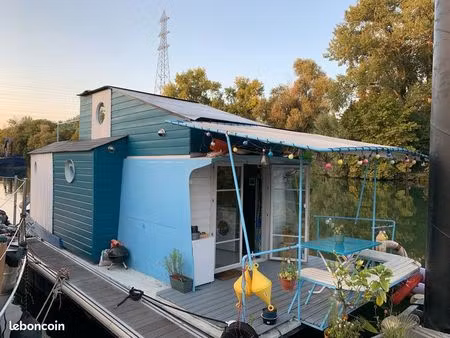bateau maison houseboat sur la seine