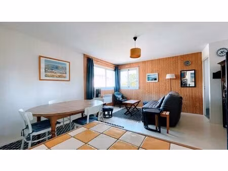 300 m de la plage du port blanc