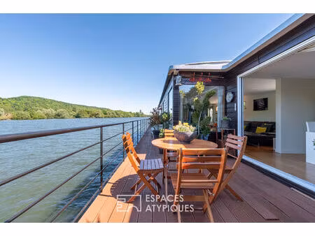 spacieuse péniche en face de giverny