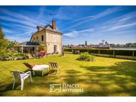 maison en pierre de taille en bord de seine