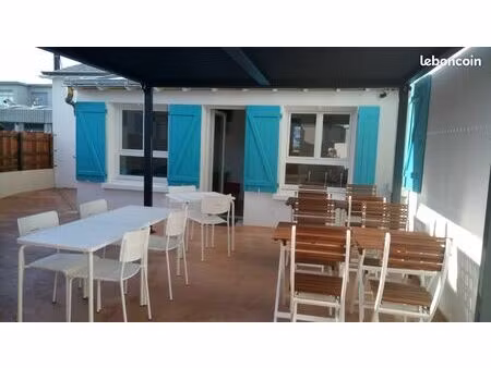 local commercial à proximité de l'aéroport