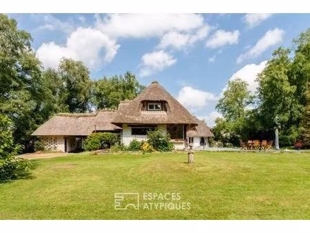 chaumière avec piscine et dépendance dans un écrin de verdure