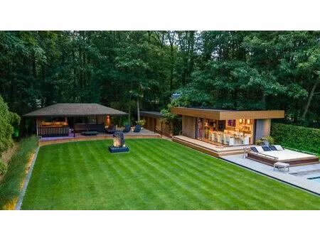 villa met prachtige tuin  zwembad en bijgebouwen op 2.063m².