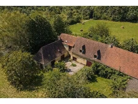 propriete dans un environnement calme et agréable  à seulement 10 minutes de lalinde ...