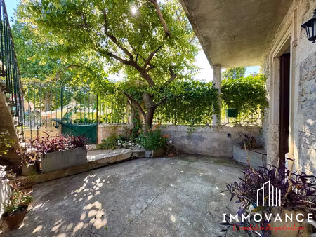 appartement trois pièces de 80m² avec une cour privative de 25