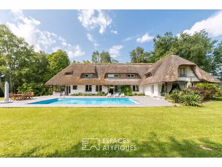 chaumière avec piscine et dépendance dans un écrin de verdure