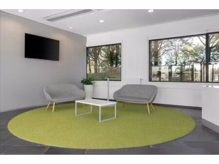 accès illimité aux espaces de travail de regus industry