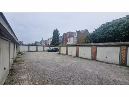 lot de 19 box + projet de construction à front de rue