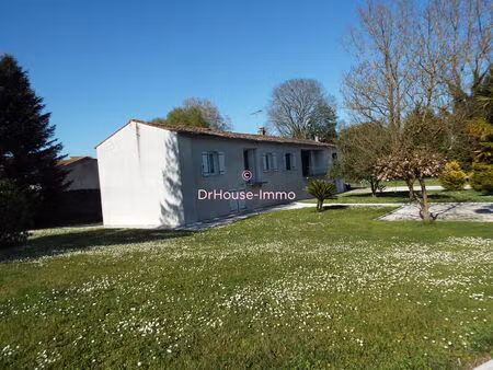 maison dans le bourg : 6 chambres avec gararges   sur terrain clos paysagé avec étang.