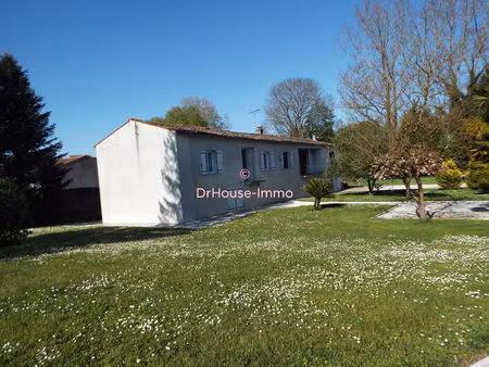 maison dans le bourg : 6 chambres avec gararges   sur terrain clos paysagé avec étang.