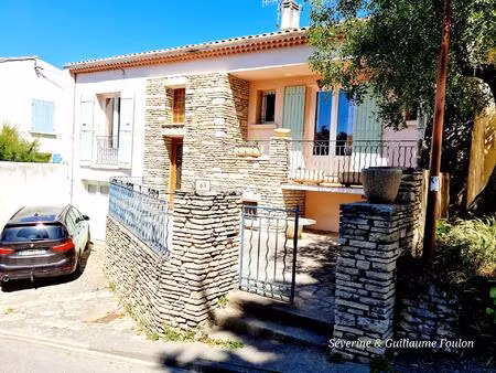 maison en centre ville d'apt avec 2 chambres  garage  un sous-sol total et une grande cour