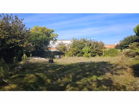 terrain constructible de 642 m2  centre-bourg !