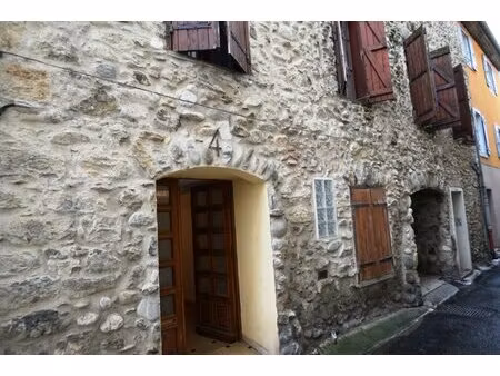 immeuble avec appartements de deux et trois chambres  deux studios et un garage à quillan