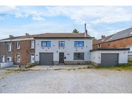 maison rénovée et spacieuse avec piscine