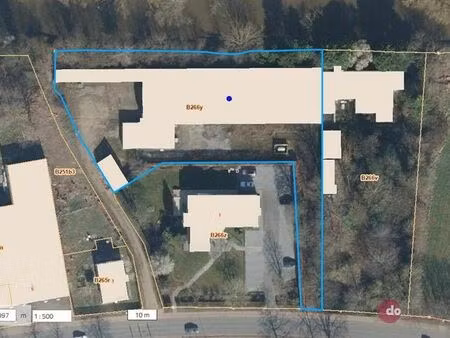 immeuble à l'arrière dans une zone industrielle