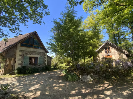 ensemble de trois habitations au coeur d'un environnement pr