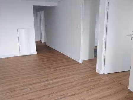 location bureaux et commerces à saint-hilaire-de-clisson (44190) : à louer / 87m² saint-hi