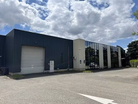 location local d'activités genas 1 858 m²